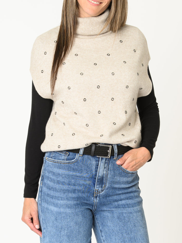 Chandail beige pour femme à col roulé avec anneaux décoratifs