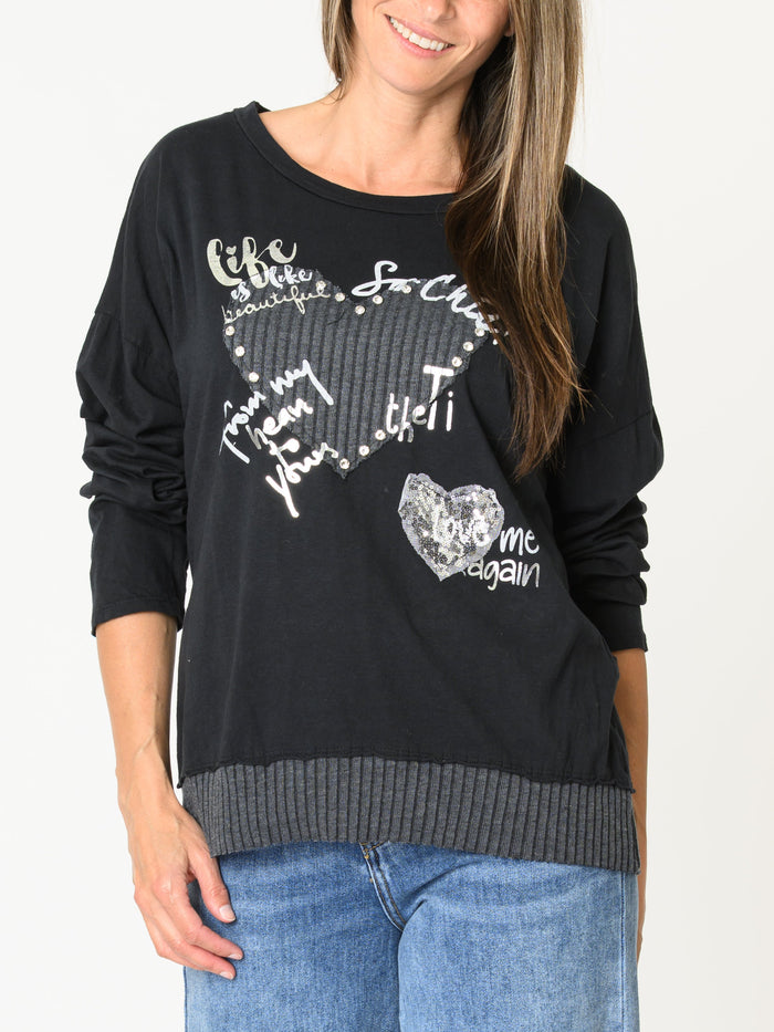 Chandail noir pour femme oversize avec coeurs et lettrage