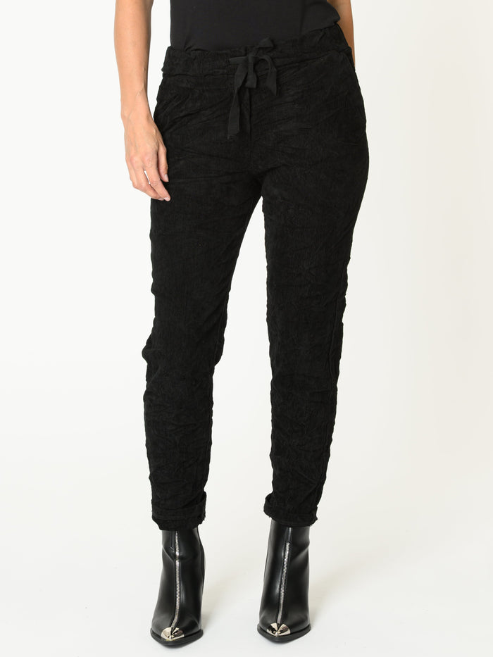 Pantalon noir pour femme style jogger avec cordon à la taille