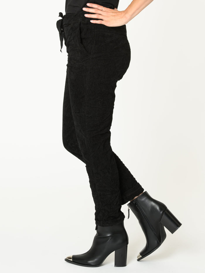Pantalon noir pour femme style jogger avec cordon à la taille