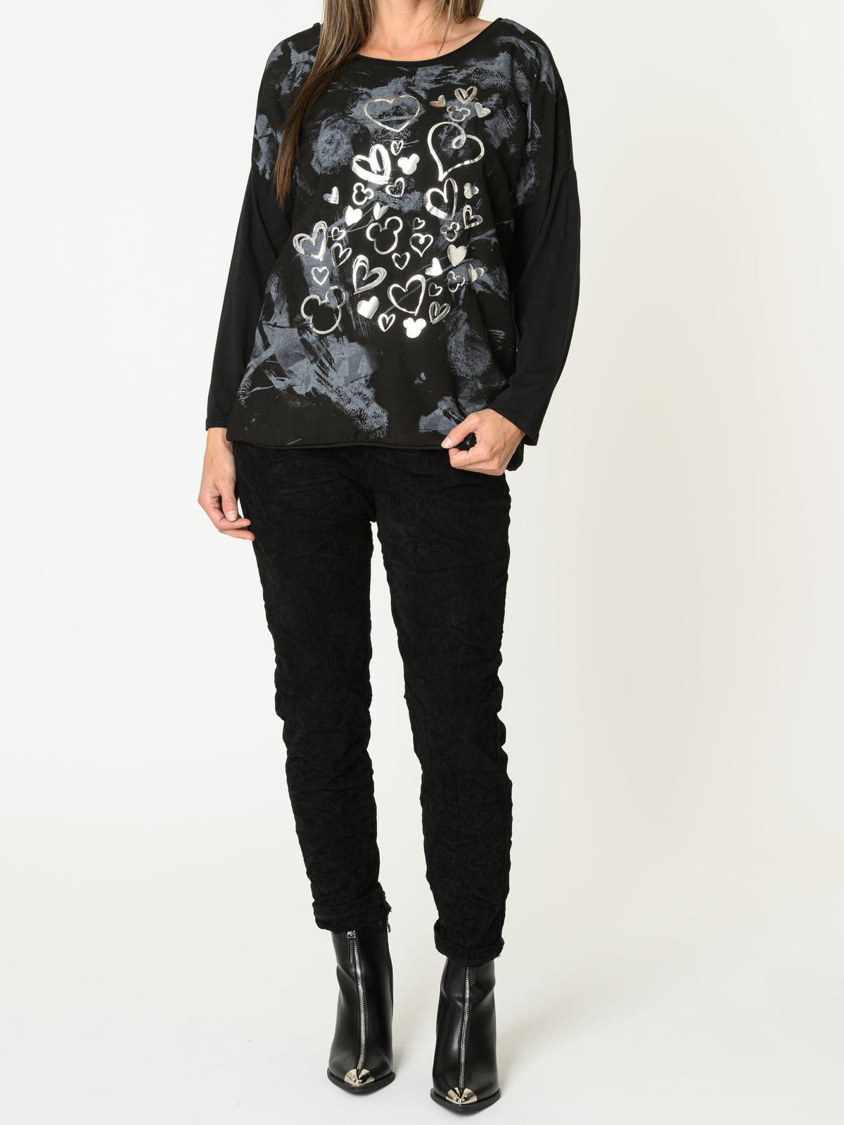 Chandail noir pour femme long imprimé de coeurs argentés