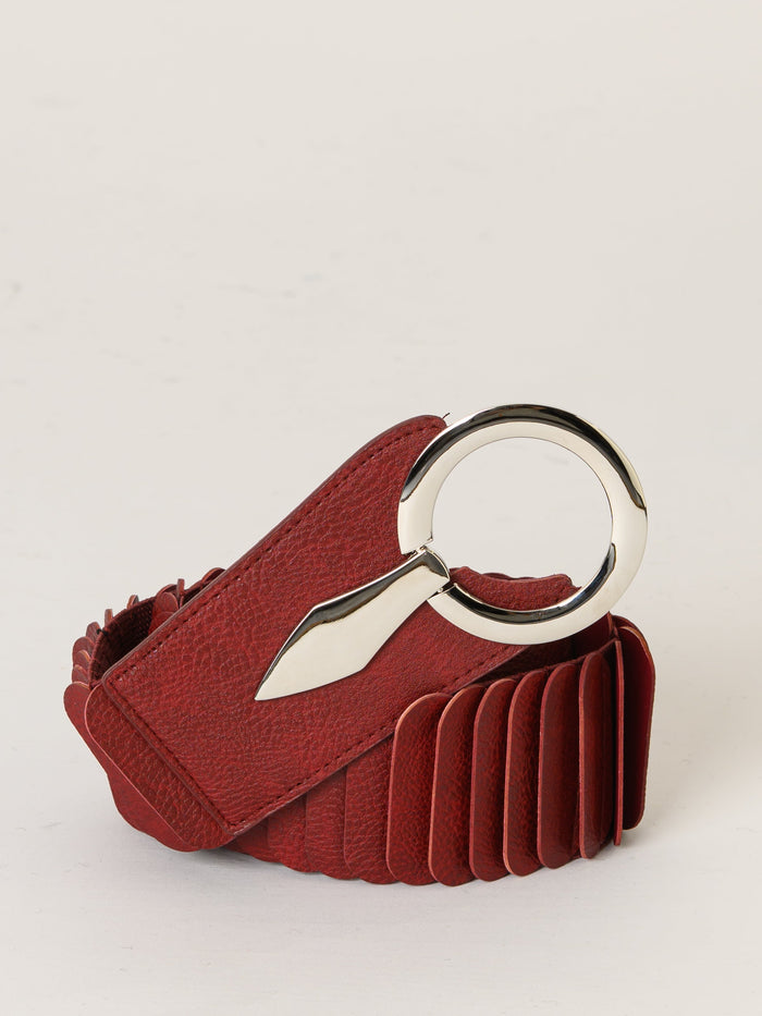 Ceinture rouge en cuir avec boucle anneau argentée pour femme
