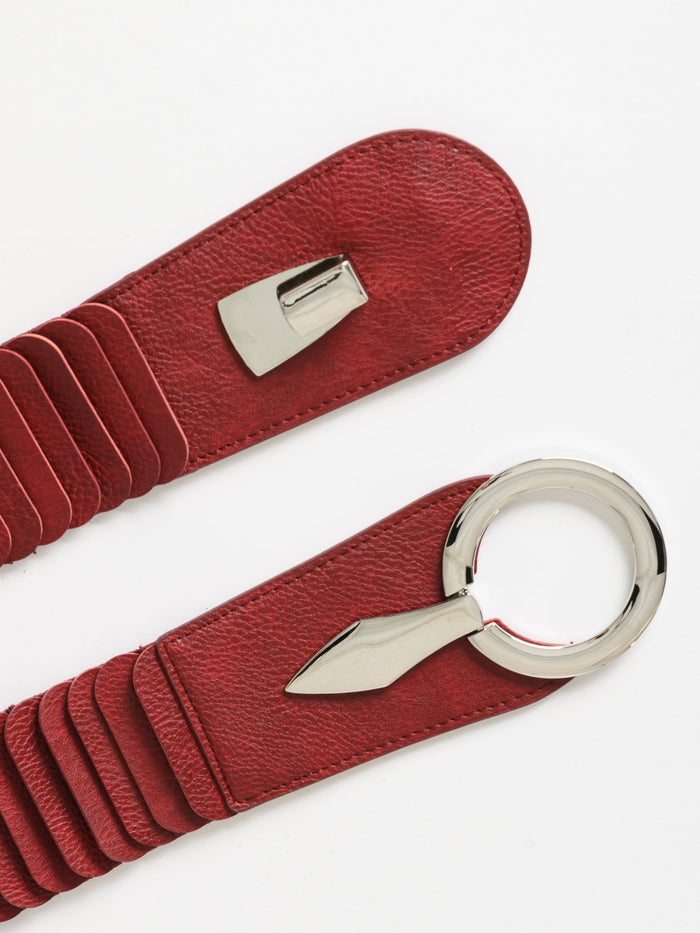 Ceinture rouge en cuir avec boucle anneau argentée pour femme