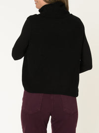 Chandail noir pour femme sans manche à col roulé avec perles