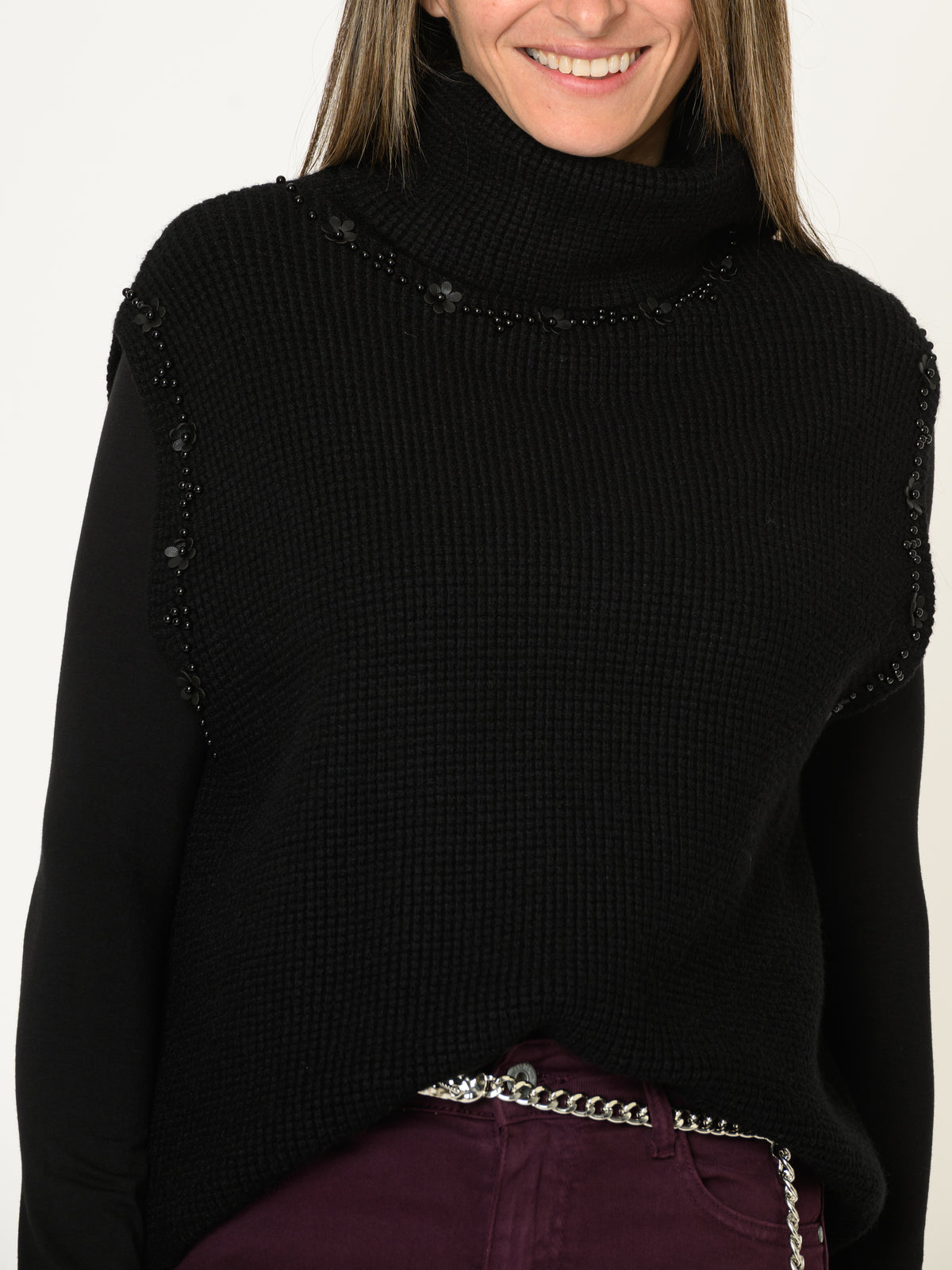 Chandail noir pour femme sans manche à col roulé avec perles