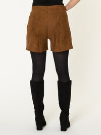 Jupe short pour femme brune drapée avec boutons dorés