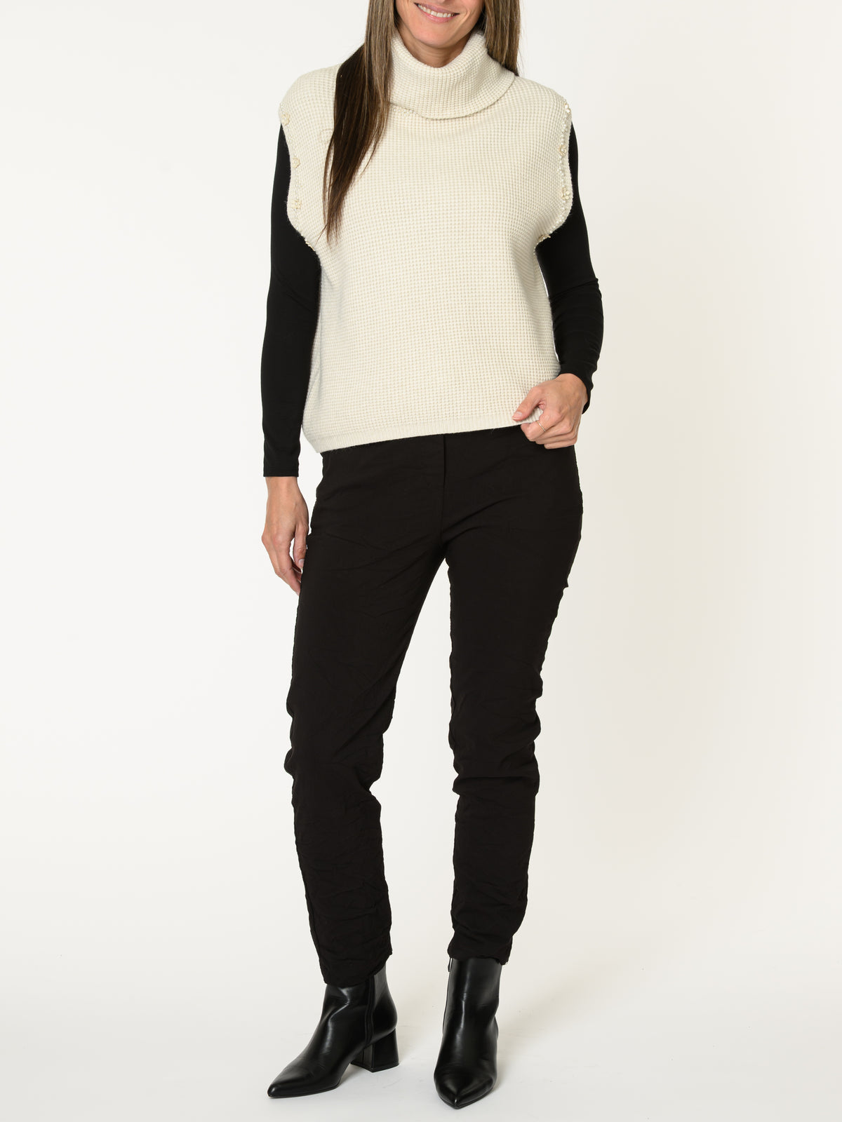 Chandail crème pour femme sans manche à col roulé avec perles