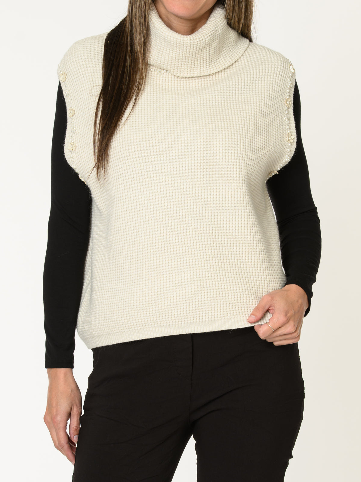 Chandail crème pour femme sans manche à col roulé avec perles