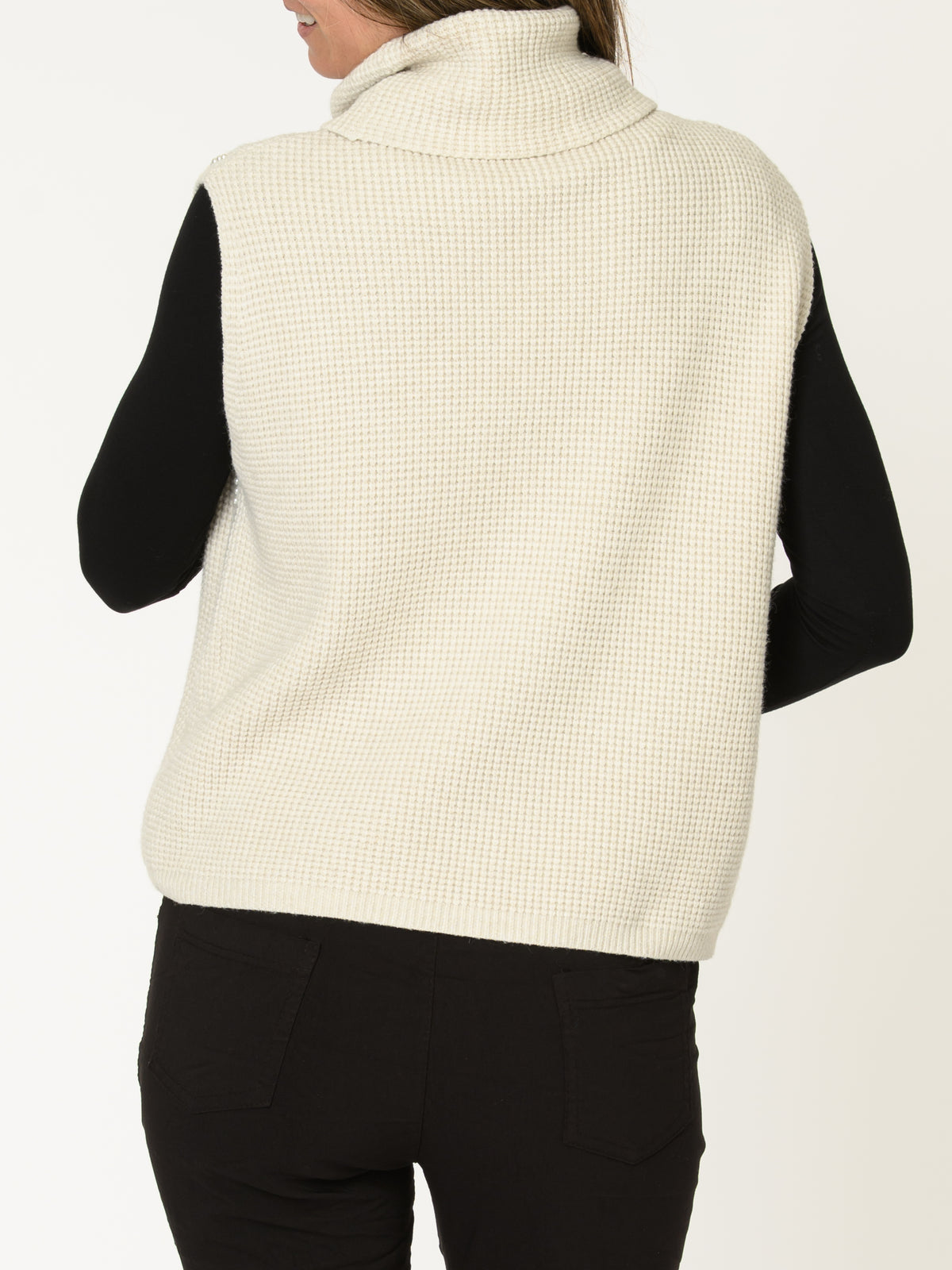 Chandail crème pour femme sans manche à col roulé avec perles