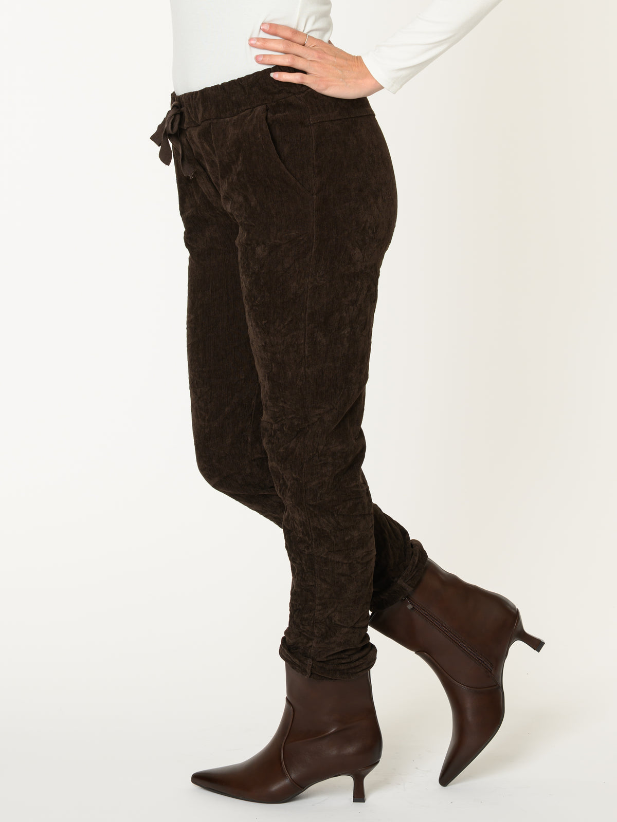 Pantalon funky pour femme brun avec cordon à la taille