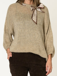Chandail beige pour femme en tricot avec ruban noué au cou
