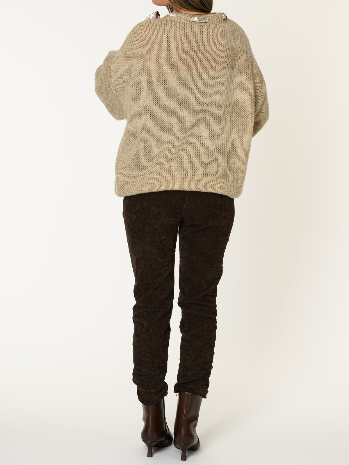 Chandail beige pour femme en tricot avec ruban noué au cou