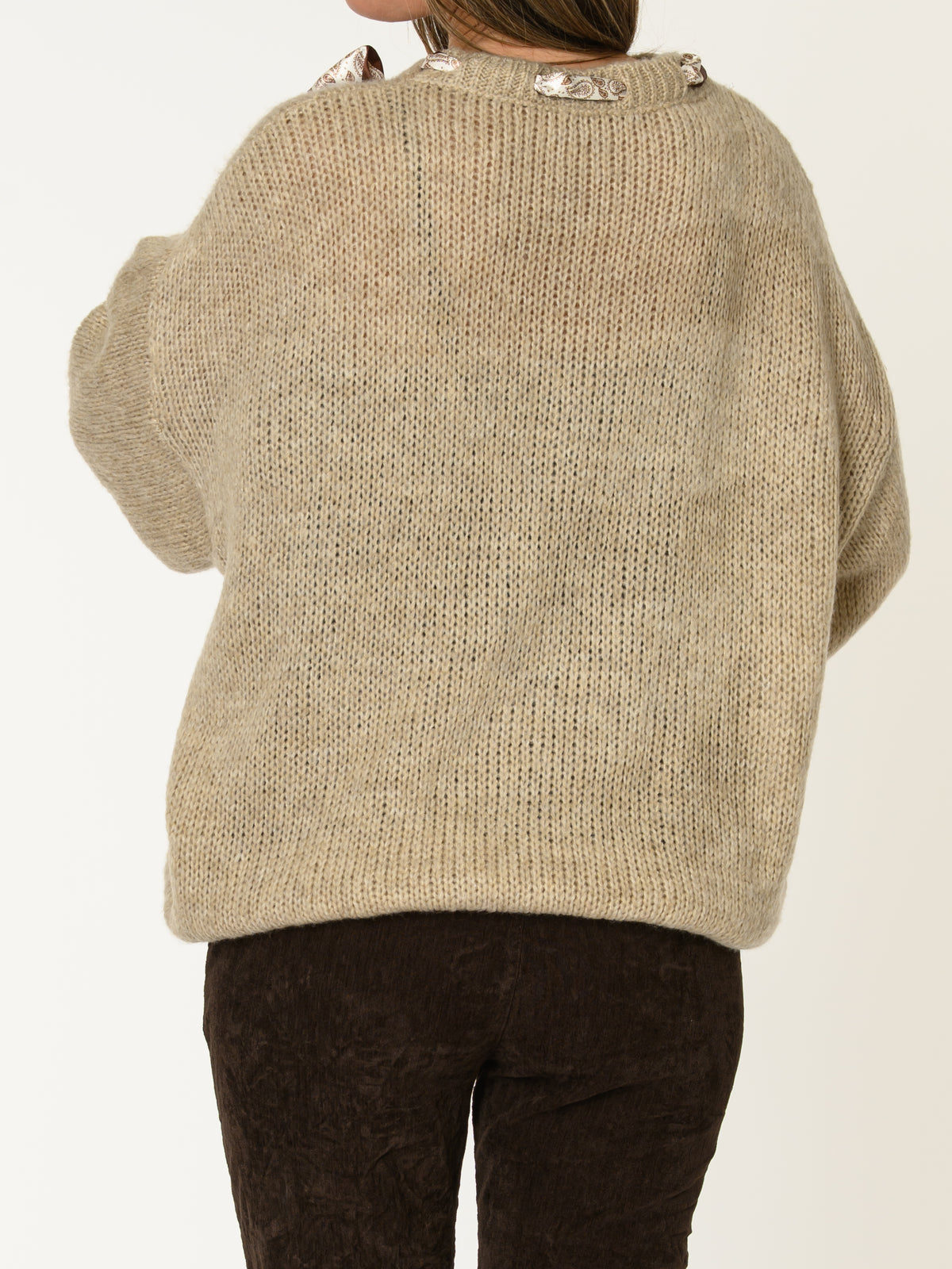 Chandail beige pour femme en tricot avec ruban noué au cou