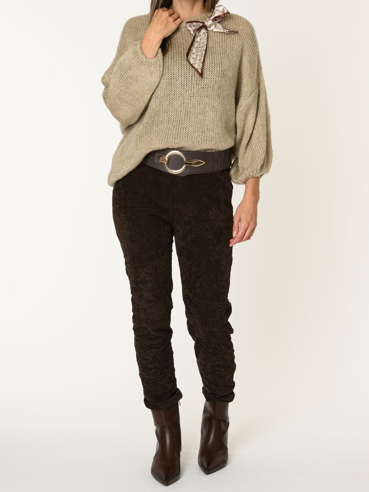 Chandail beige pour femme en tricot avec ruban noué au cou