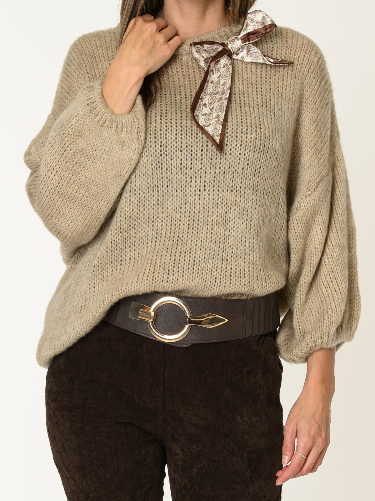 Chandail beige pour femme en tricot avec ruban noué au cou