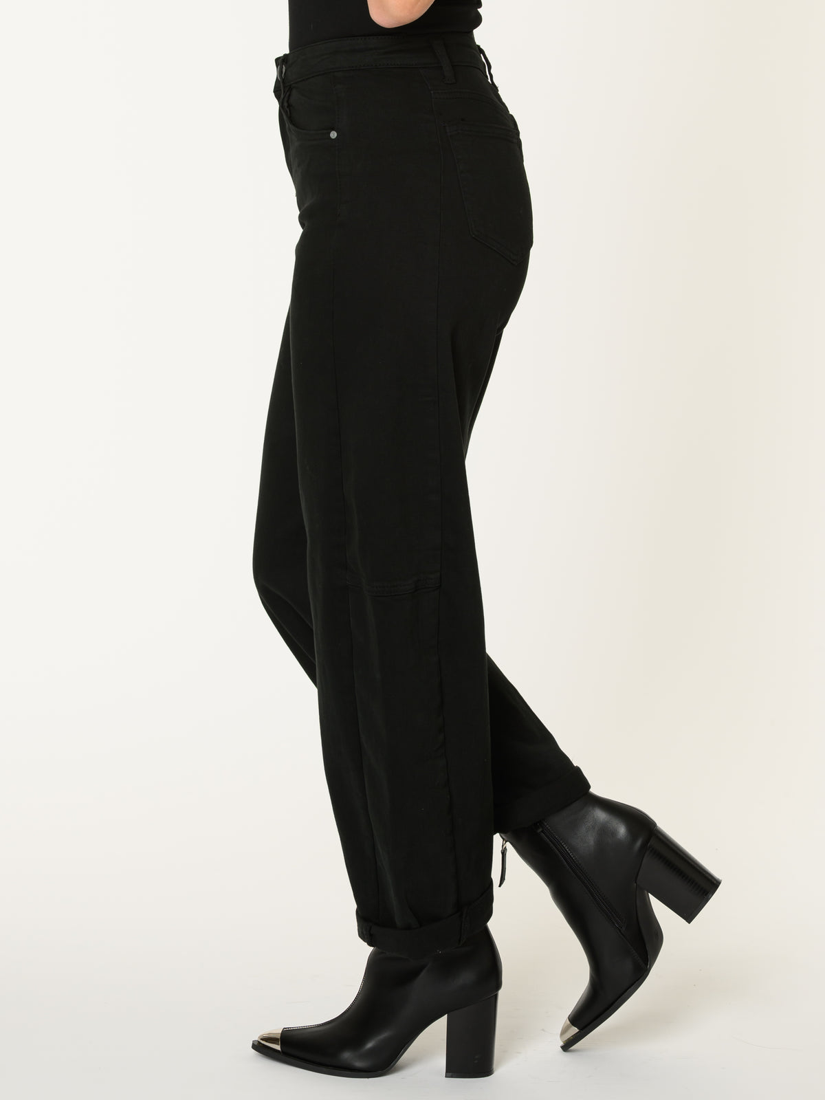 Jeans noir pour femme coupe baggy avec revers au bas