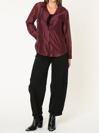 Chemise bourgogne pour femme en satin symétrique
