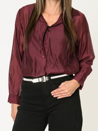 Chemise bourgogne pour femme en satin symétrique
