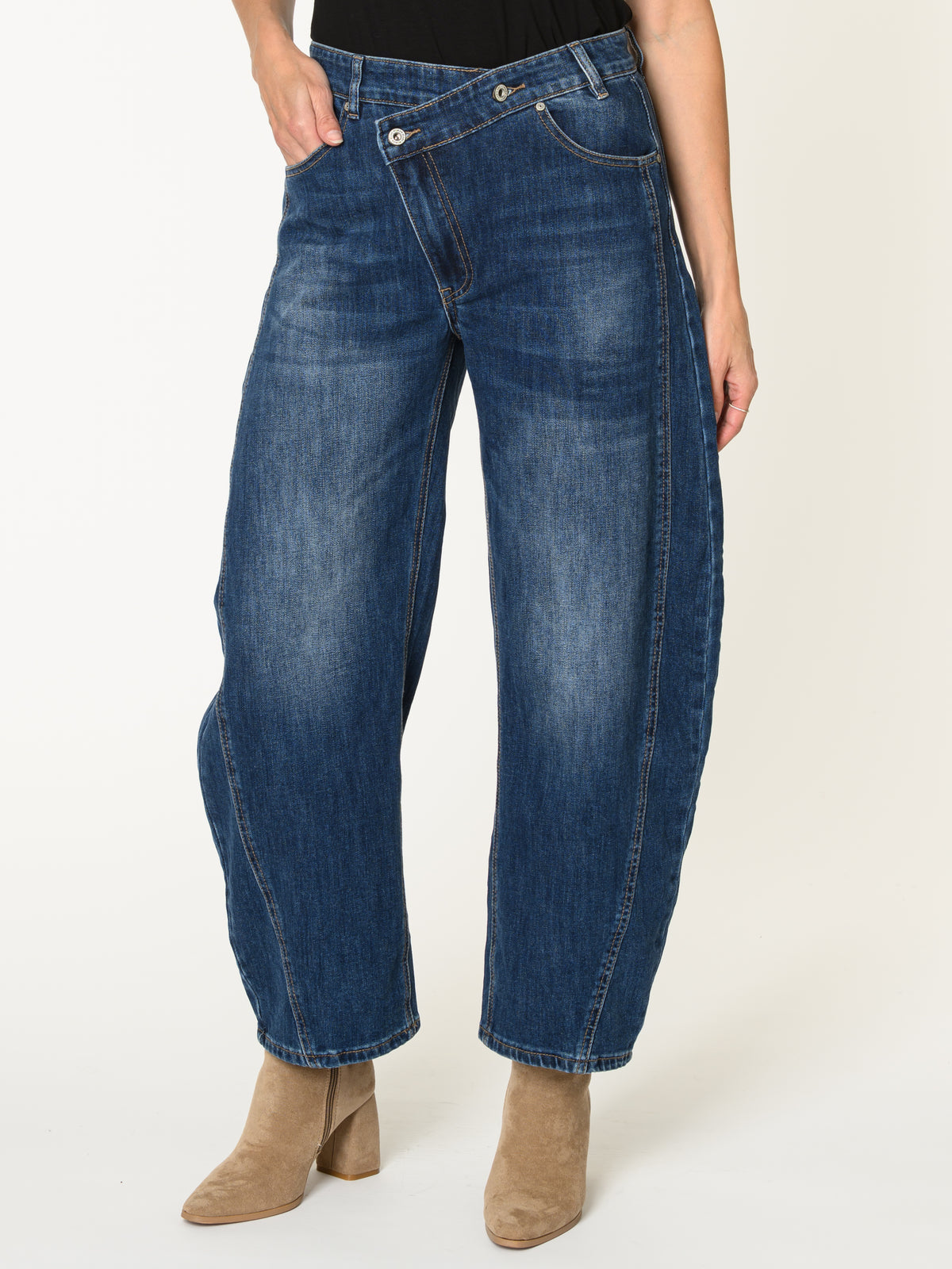 Jeans bleu pour femme coupe baggy avec taille croisée