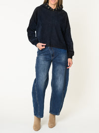Chandail marine pour femme à capuchon avec boutons dorés