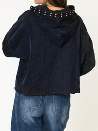 Chandail marine pour femme à capuchon avec boutons dorés