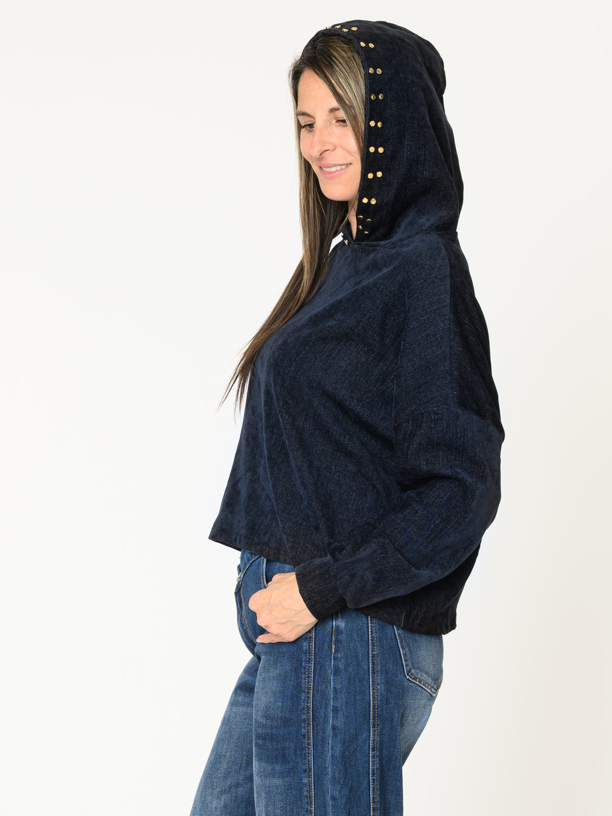 Chandail marine pour femme à capuchon avec boutons dorés