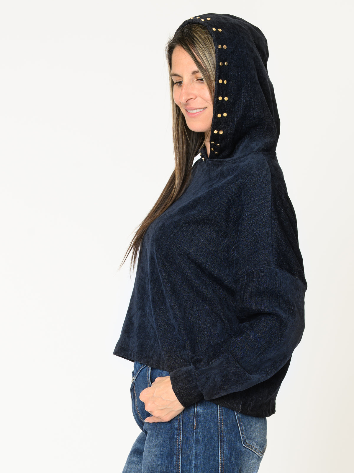 Chandail marine pour femme à capuchon avec boutons dorés