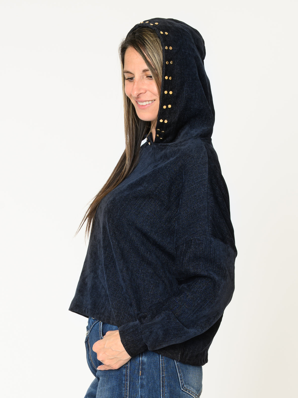 Chandail marine pour femme à capuchon avec boutons dorés