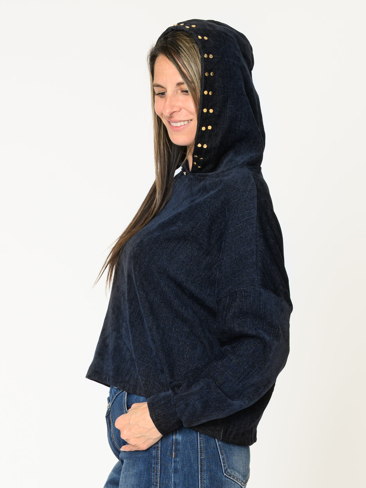 Chandail marine pour femme à capuchon avec boutons dorés