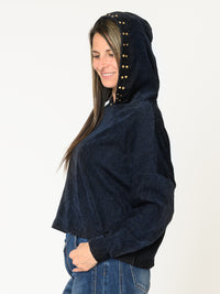 Chandail marine pour femme à capuchon avec boutons dorés