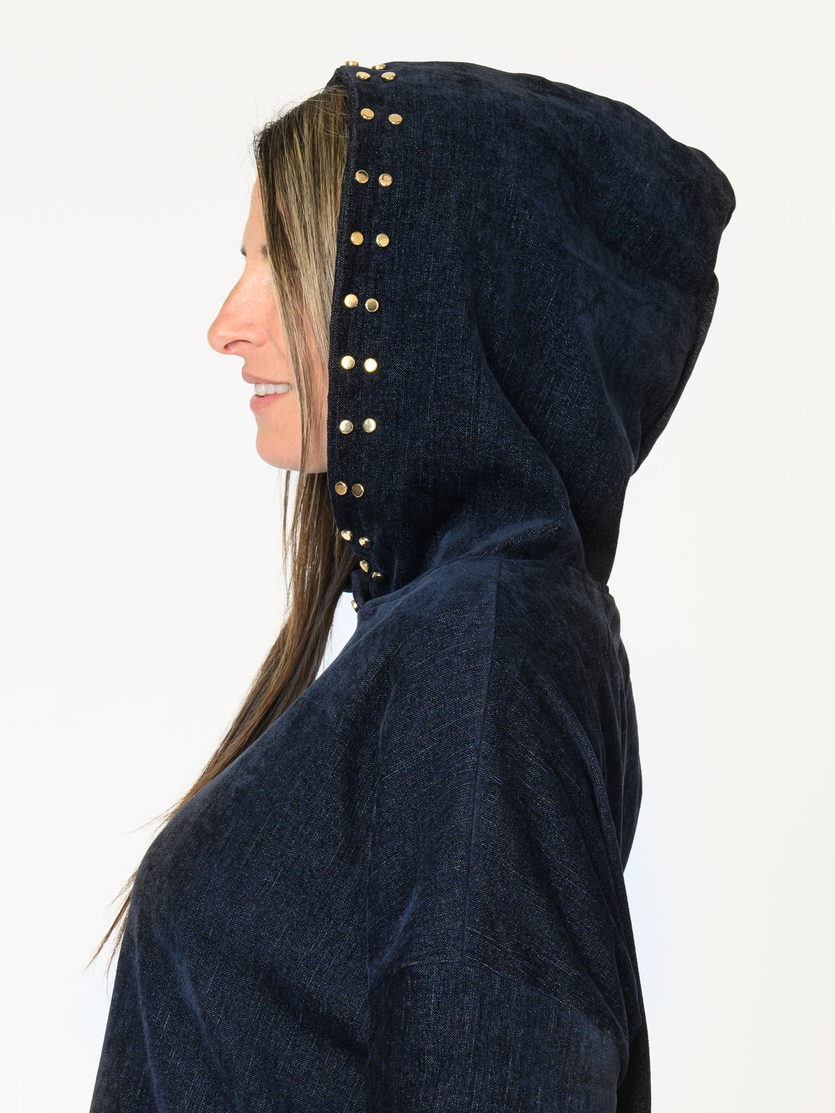 Chandail marine pour femme à capuchon avec boutons dorés