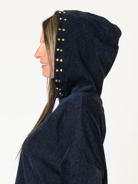 Chandail marine pour femme à capuchon avec boutons dorés