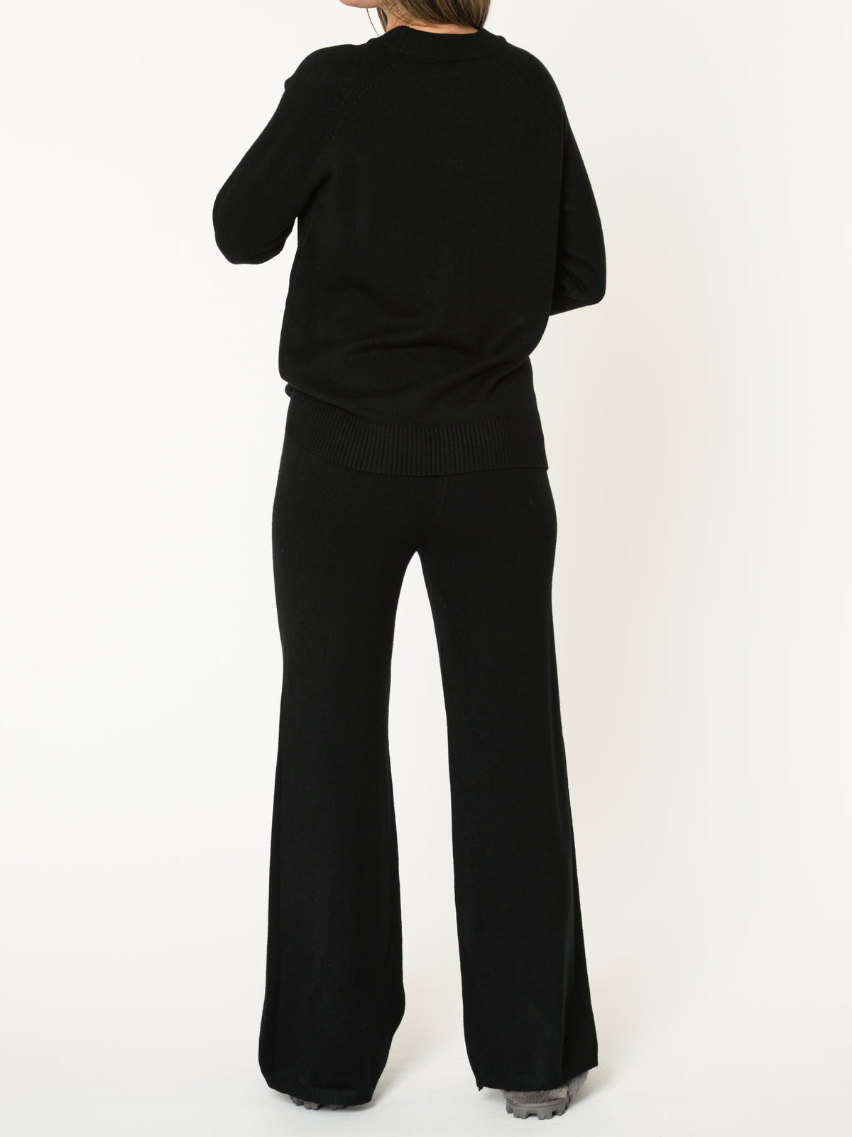 Chandail noir pour femme en tricot torsadé à col rond
