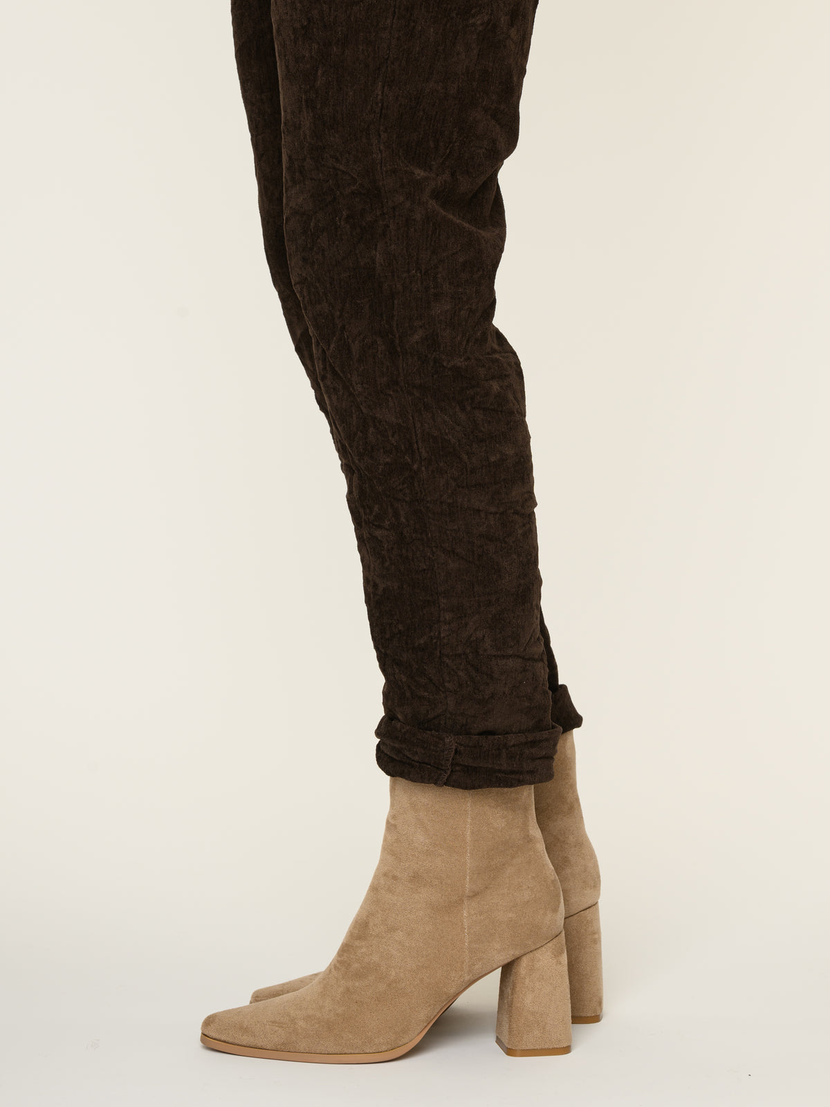 Botte courte pour femme taupe en suède à talon carré