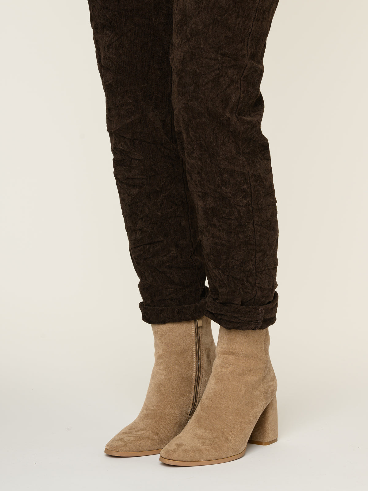 Botte courte pour femme taupe en suède à talon carré