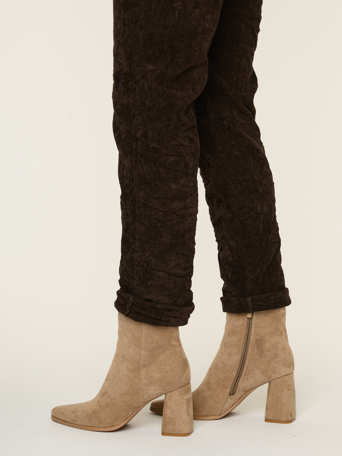 Botte courte pour femme taupe en suède à talon carré