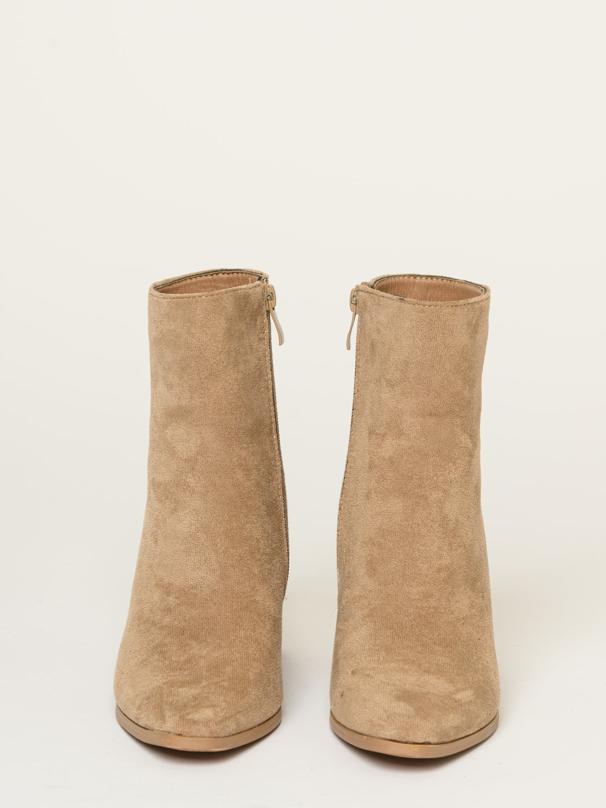 Botte courte pour femme taupe en suède à talon carré