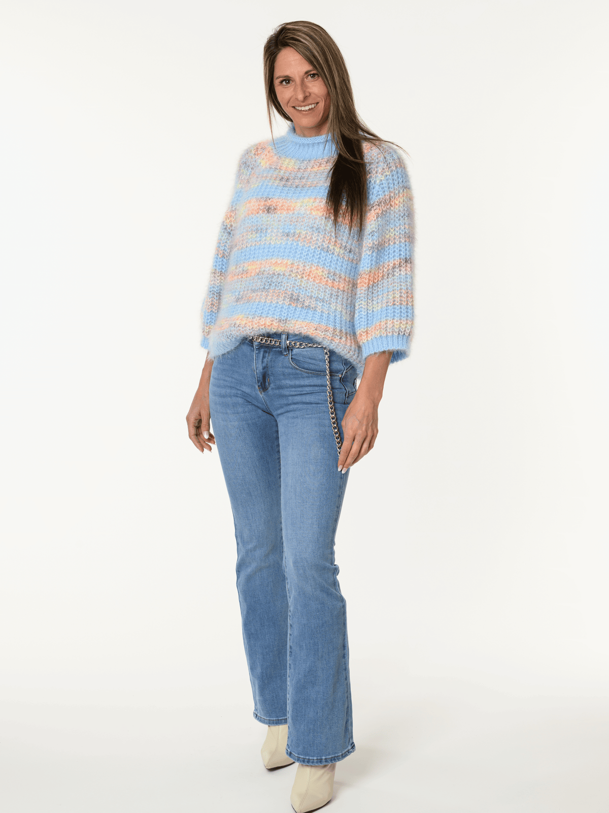 Chandail bleu en tricot à rayures multicolore