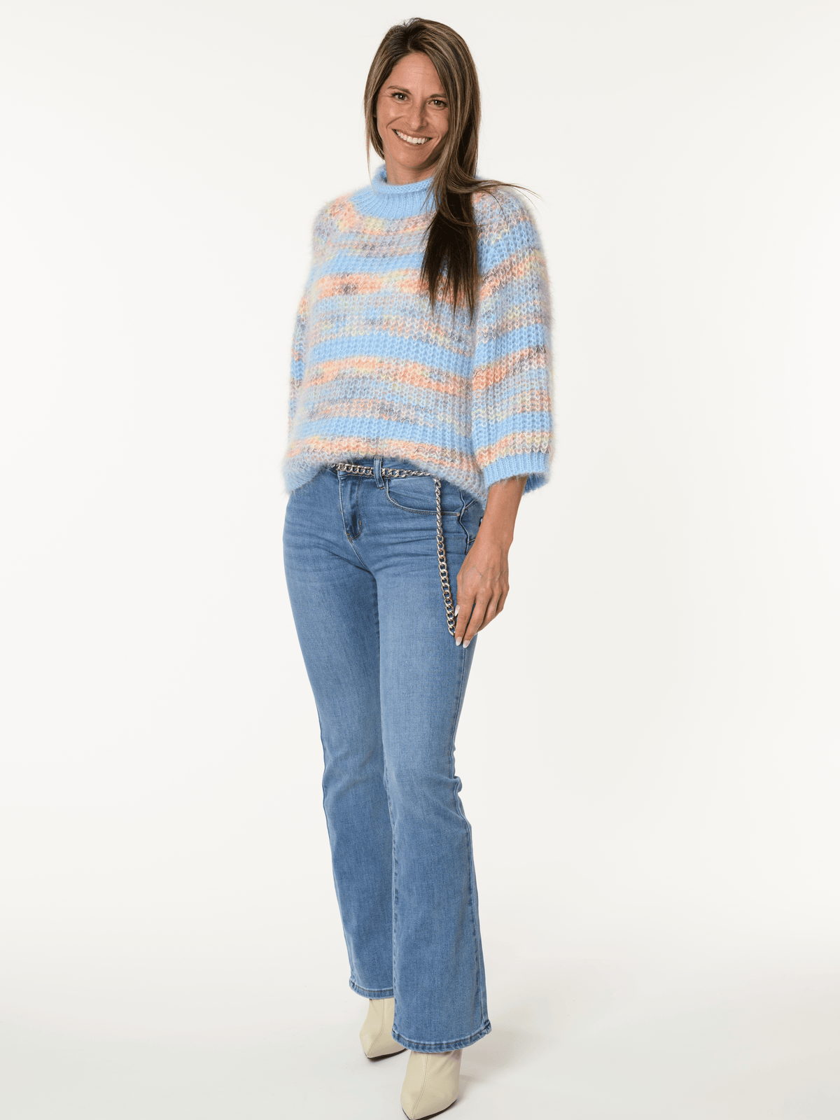 Chandail bleu en tricot à rayures multicolore