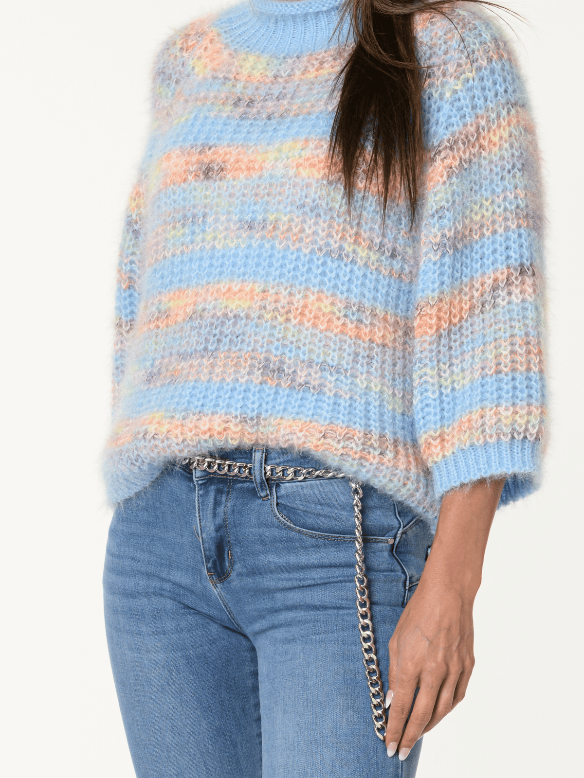 Chandail bleu en tricot à rayures multicolore