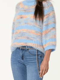 Chandail bleu en tricot à rayures multicolore