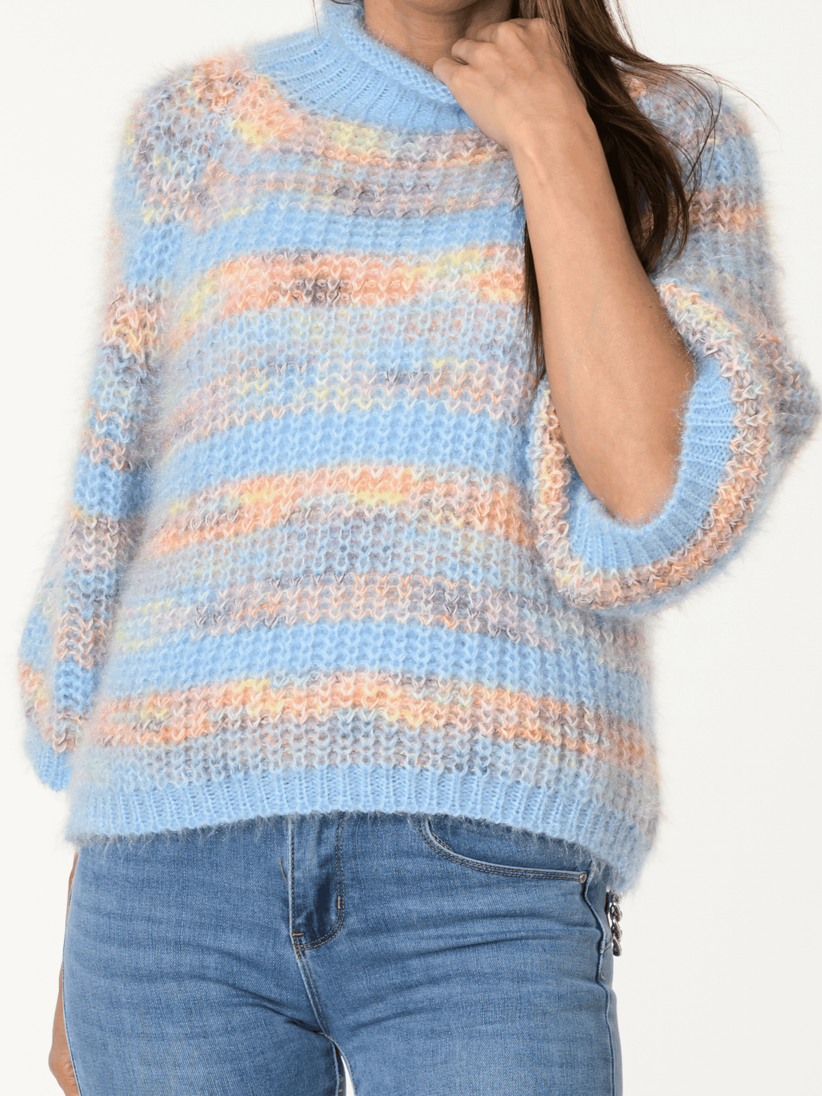 Chandail bleu en tricot à rayures multicolore
