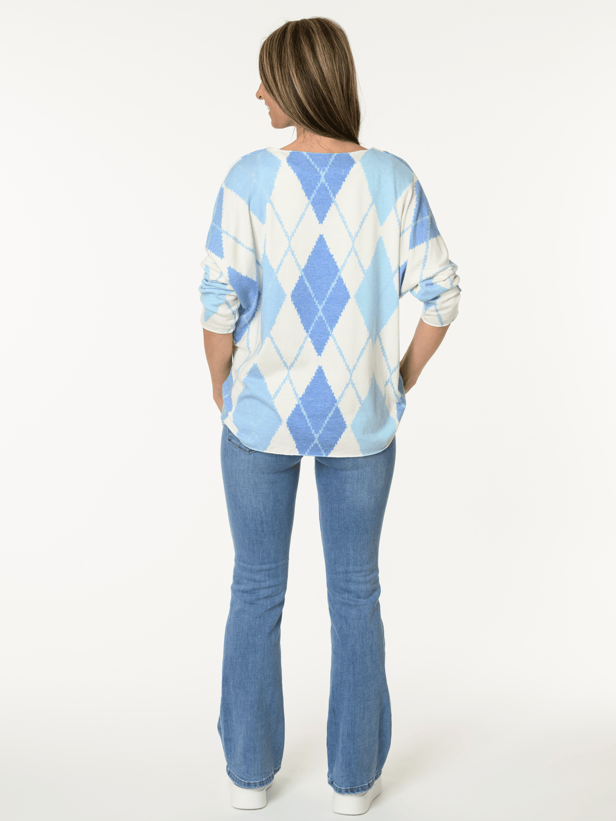 Chandail blanc crème à motifs de losanges bleus