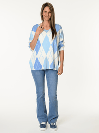 Chandail blanc crème à motifs de losanges bleus