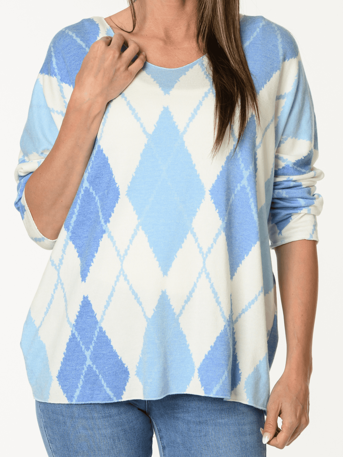 Chandail blanc crème à motifs de losanges bleus