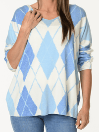 Chandail blanc crème à motifs de losanges bleus