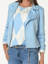 Chandail blanc crème à motifs de losanges bleus