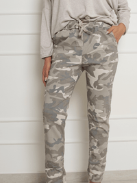 NEW - Pantalon beige avec imprimé militaire