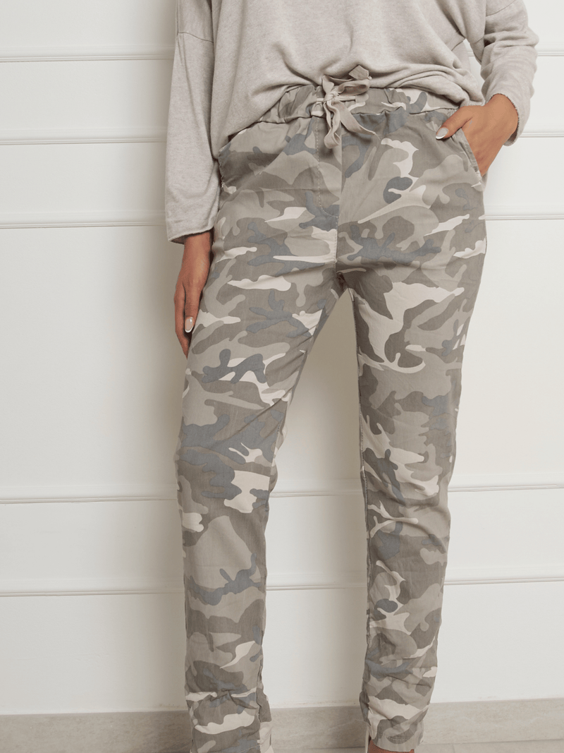 NEW - Pantalon beige avec imprimé militaire