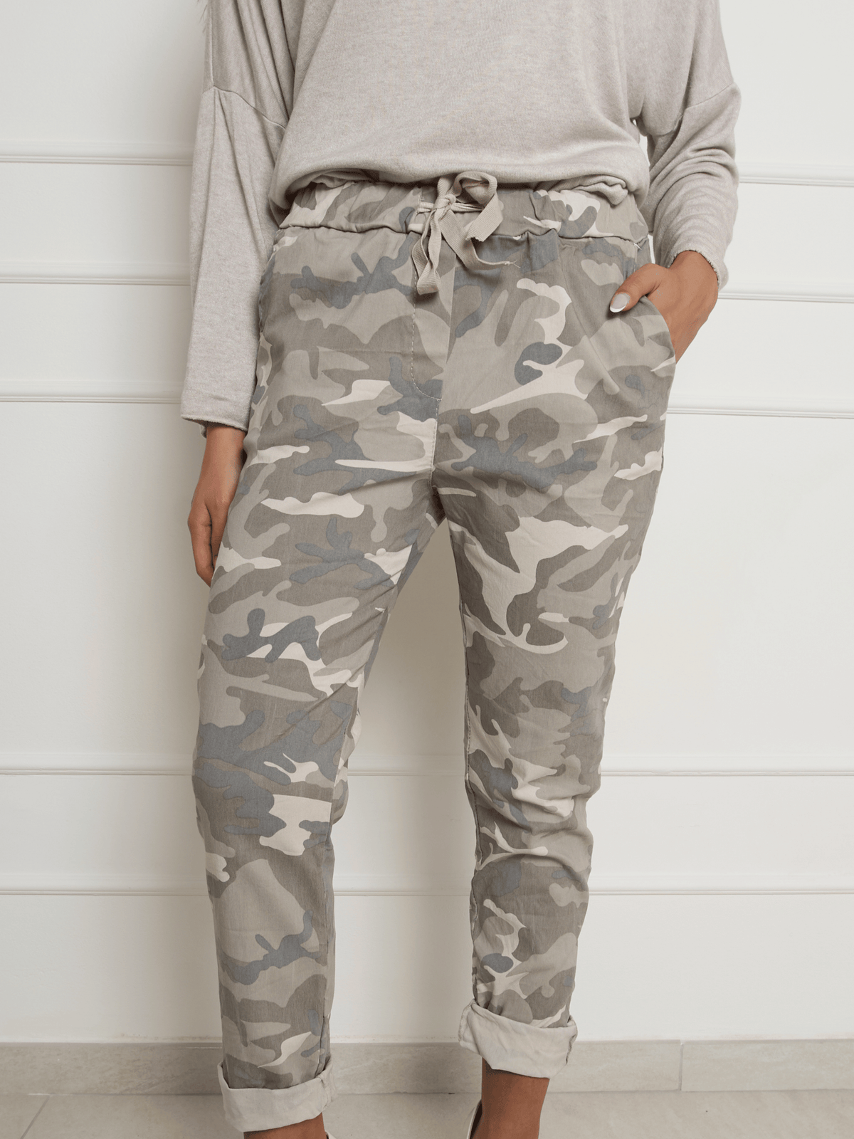 NEW - Pantalon beige avec imprimé militaire